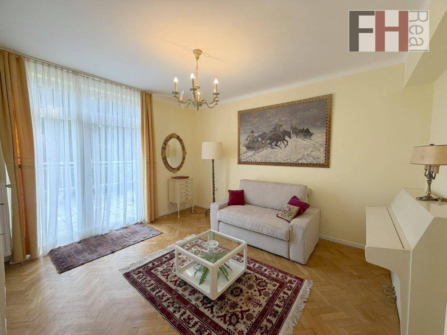 Gemütlicher Wohnraum mit Parkettboden, Sofa und Klavier.