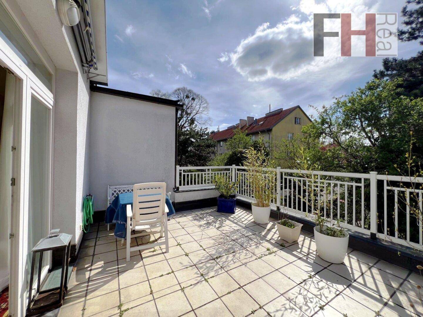 Große Dachterrasse mit Fliesenboden, Sitzgelegenheiten und Weitblick.