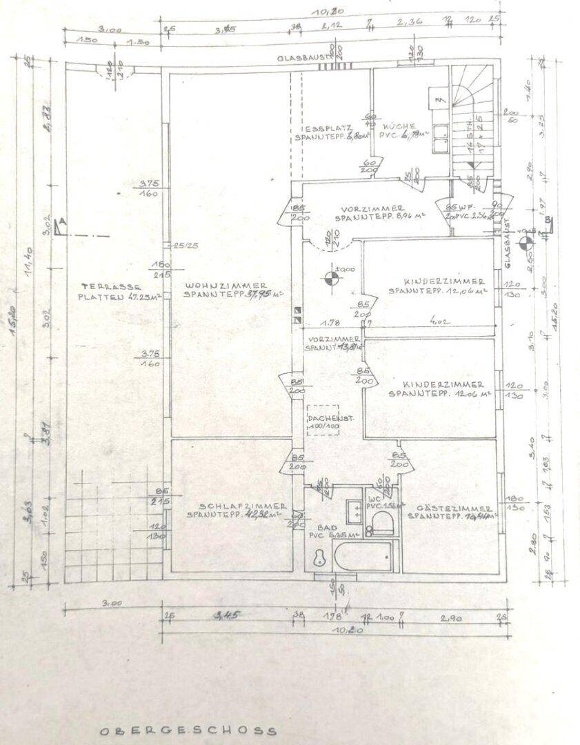 Grundriss des Obergeschosses mit Wohnzimmer, Schlafzimmern, Bad und Terrasse.