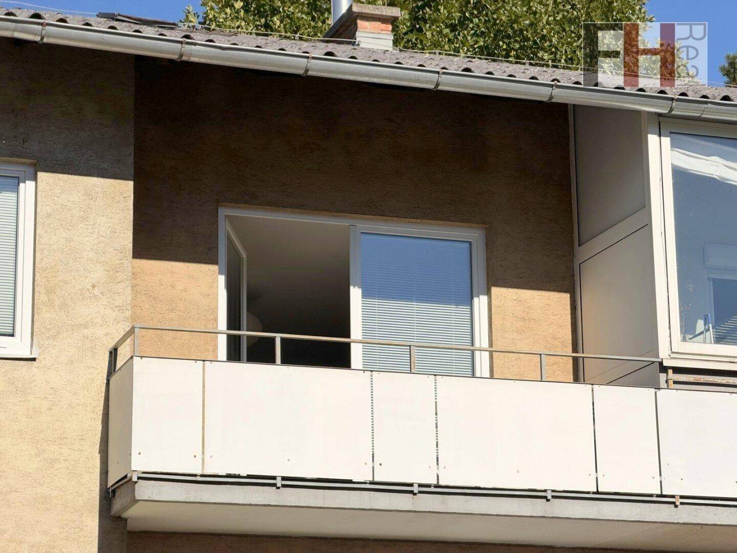 Balkon mit Metallgeländer und Blick auf die Umgebung, ideal für entspannte Stunden.