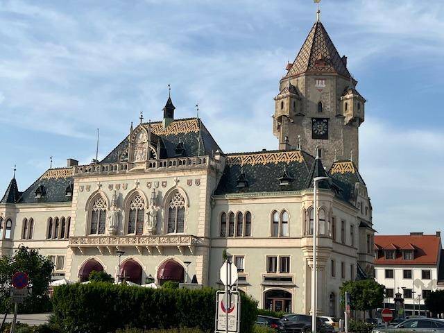 Historisches Gebäude mit beeindruckender Architektur, Turm und detailreichen Dächern.