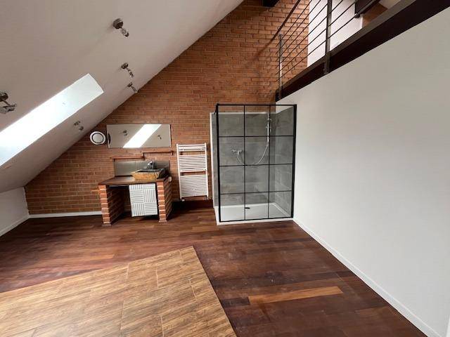 Modernes Badezimmer im Loft-Stil mit begehbarer Dusche, Waschtisch und Sichtmauerwerk.