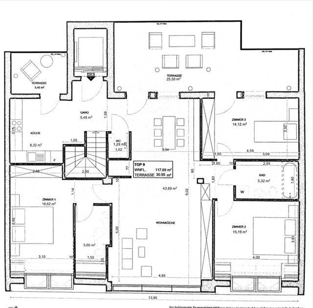 Grundriss einer Wohnung mit mehreren Zimmern, offener Wohnküche und zwei Terrassen.
