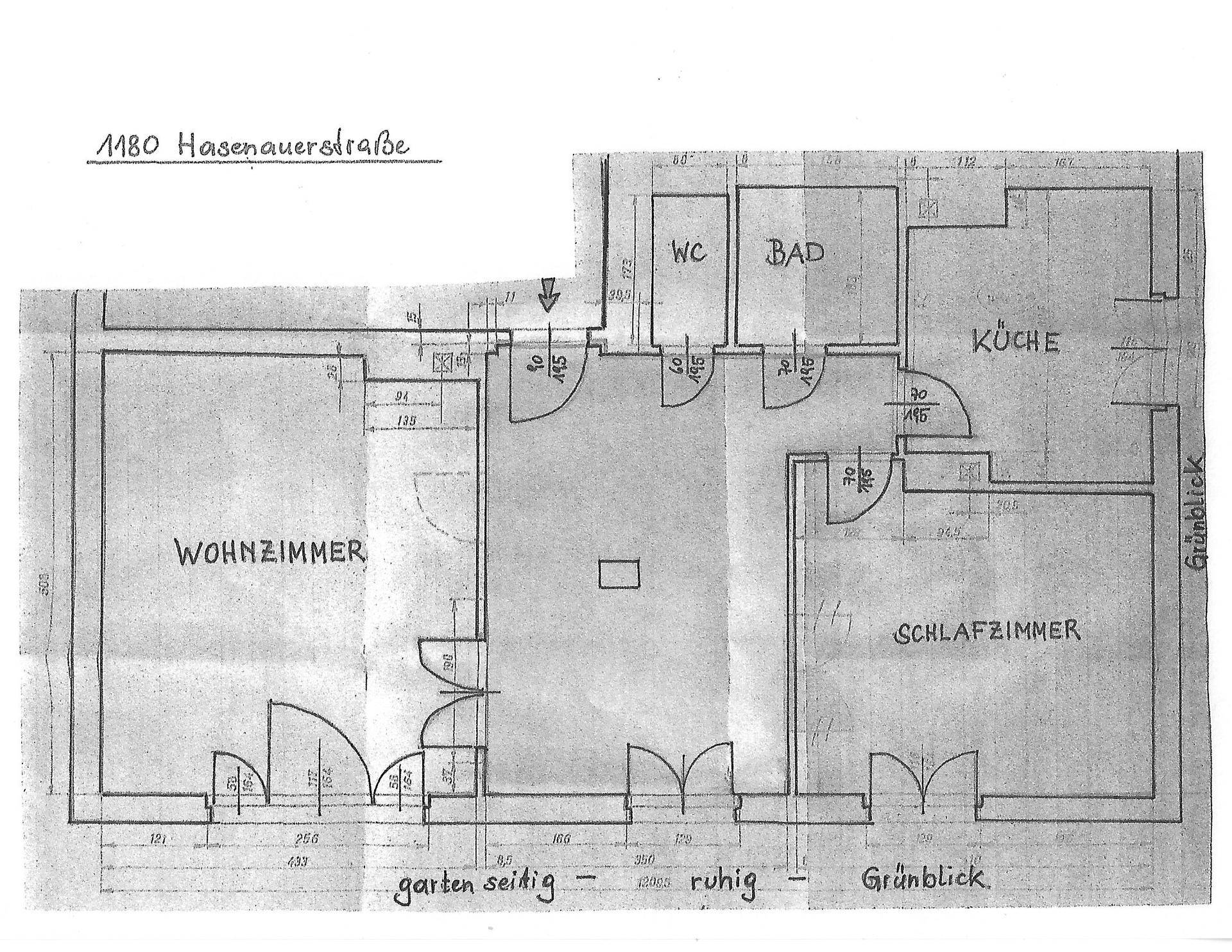 Handgezeichneter Grundriss einer Wohnung mit Wohnzimmer, Schlafzimmer, Küche und Bad.