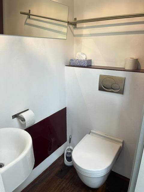 Toilette mit Handwaschbecken
