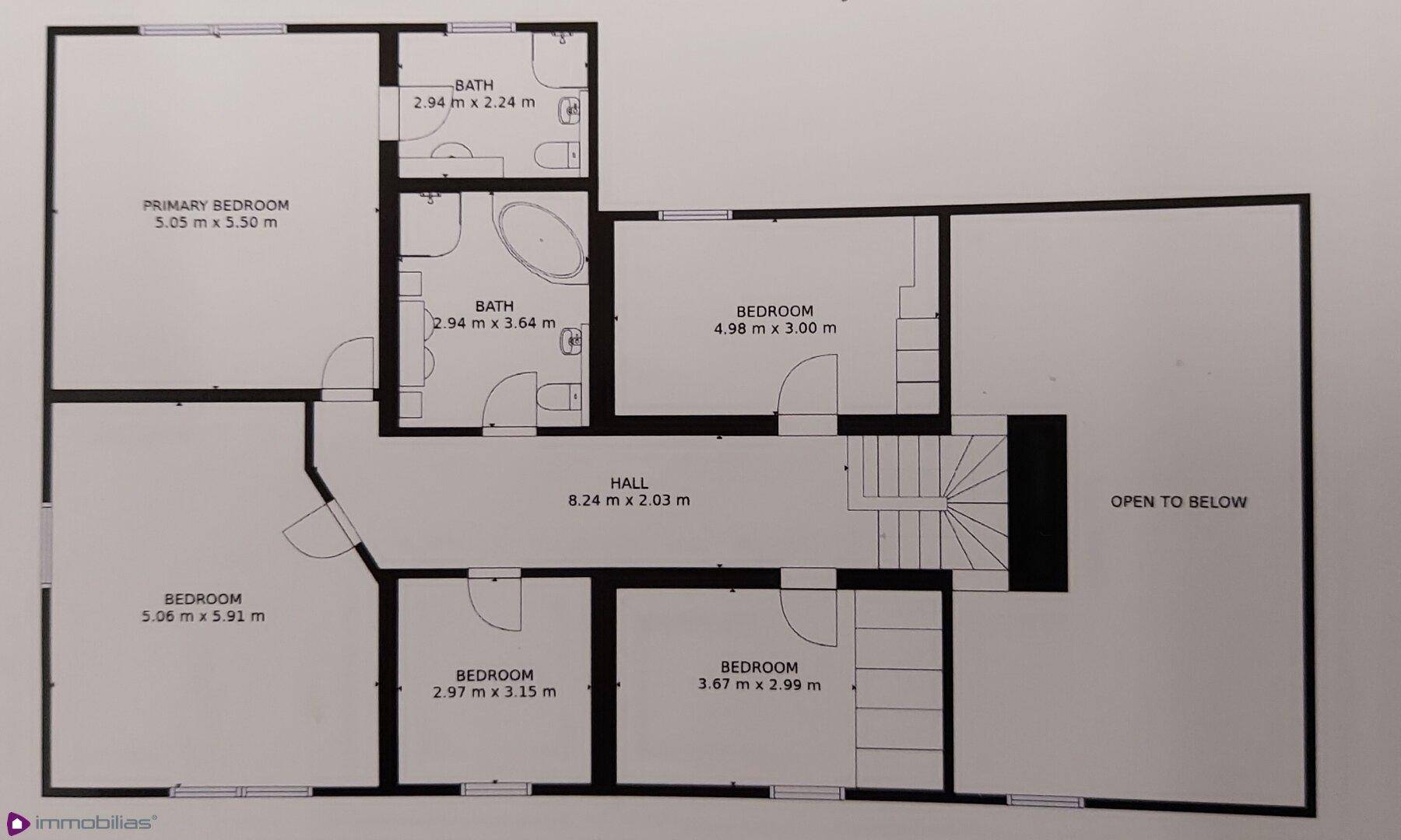Grundriss des Obergeschosses mit mehreren Schlafzimmern, zwei Bädern und offenem Bereich.