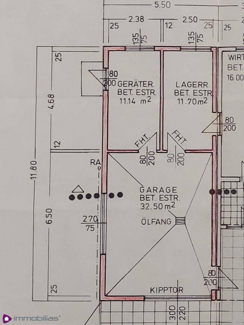 Grundriss des Erdgeschosses mit Garage, Geräteraum und Lagerraum.