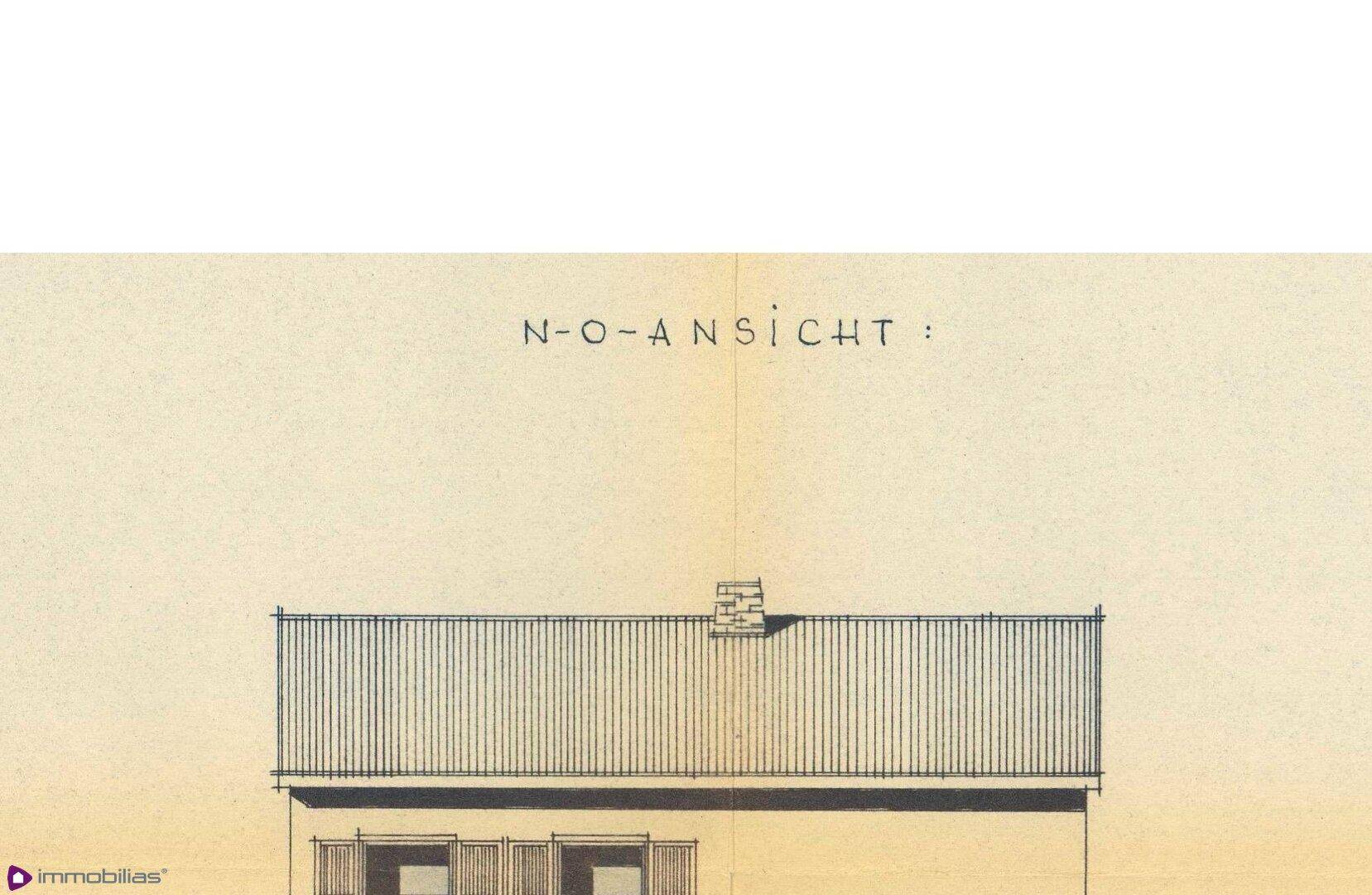 Historische Nord-Ost-Ansicht des Gebäudes mit Balkon und Schornstein.
