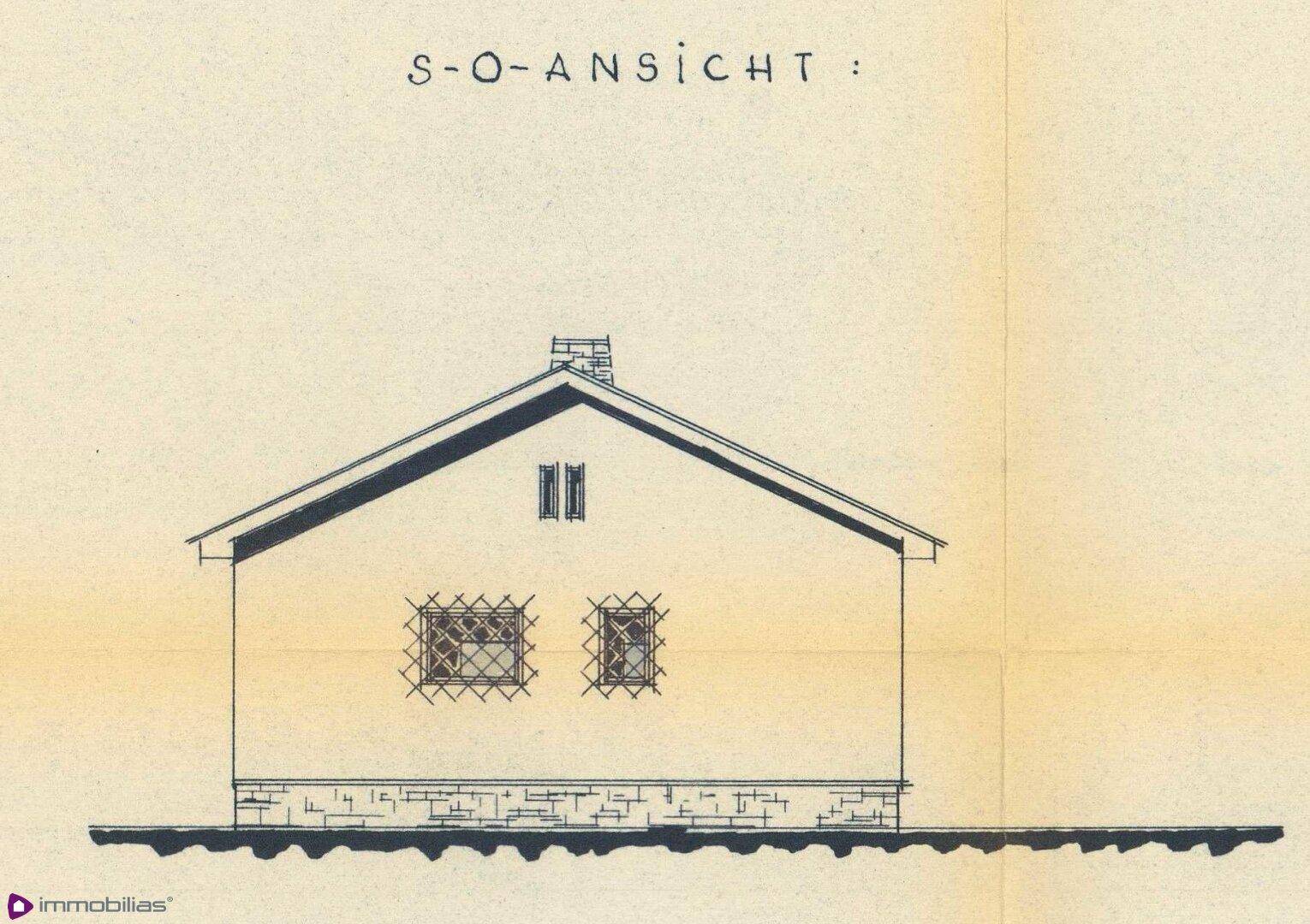 Historische Süd-Ost-Ansicht des Gebäudes mit Giebeldach und Fensterdetails.