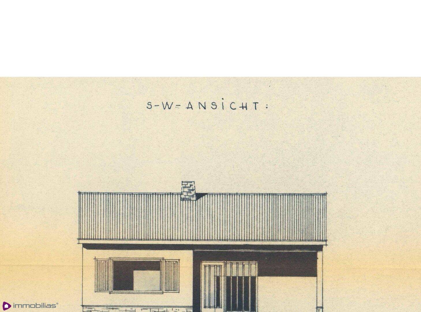 Historische Süd-West-Ansicht des Hauses mit Balkon und Fensterläden.
