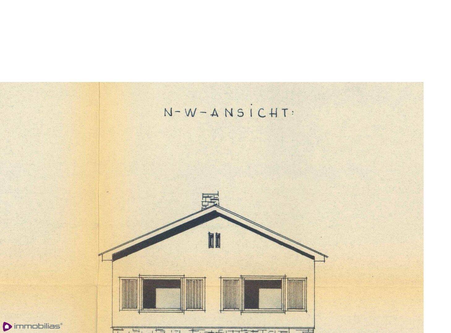 Historische Nord-West-Ansicht des Hauses mit Giebeldach und Fenstern.