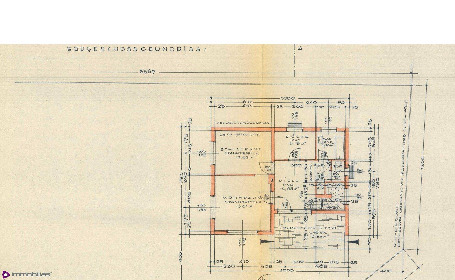 Historischer Grundriss des Erdgeschosses mit Raumaufteilung und Maßen.