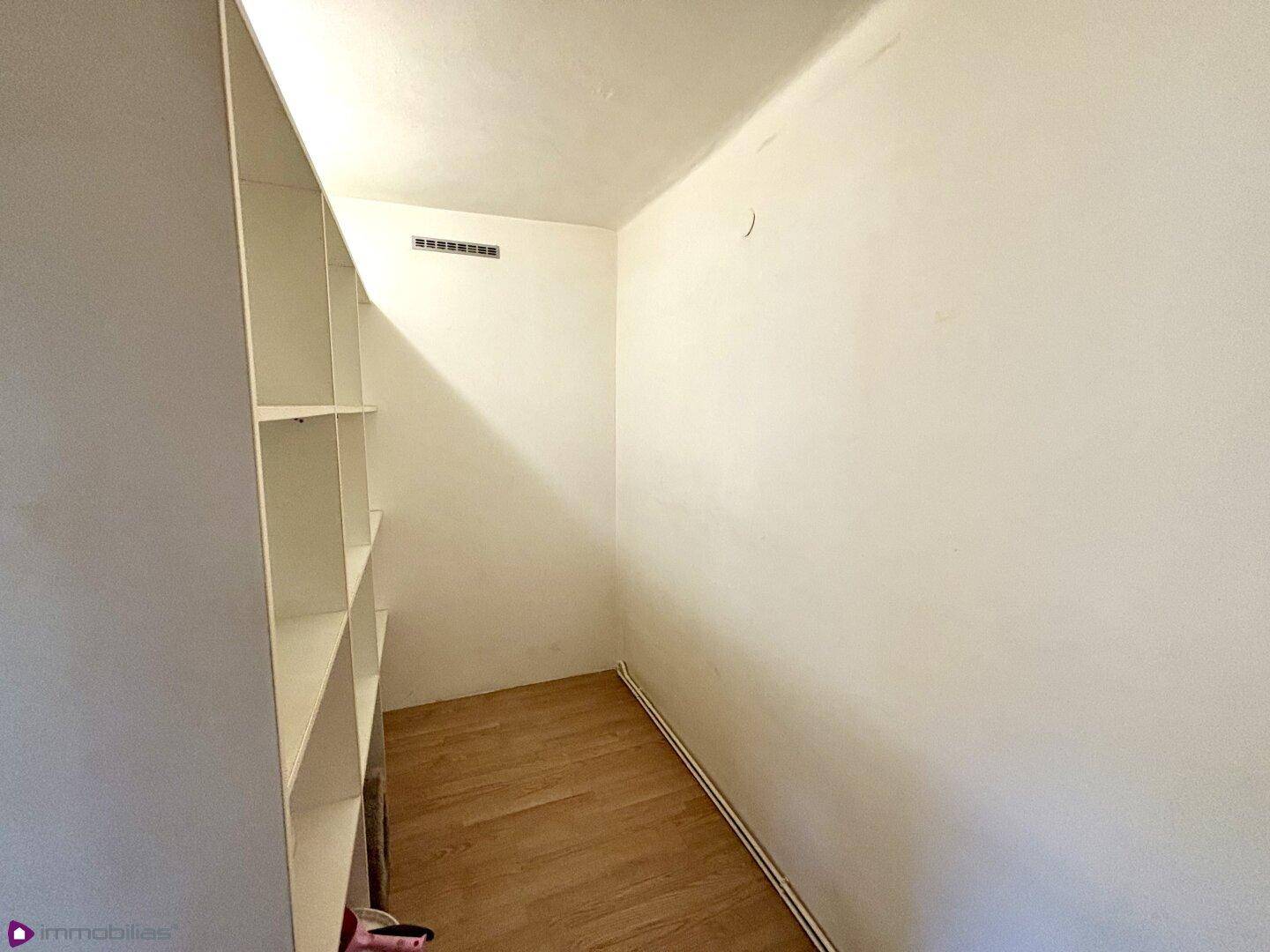 Kleiner Abstellraum mit Regalen für zusätzlichen Stauraum.