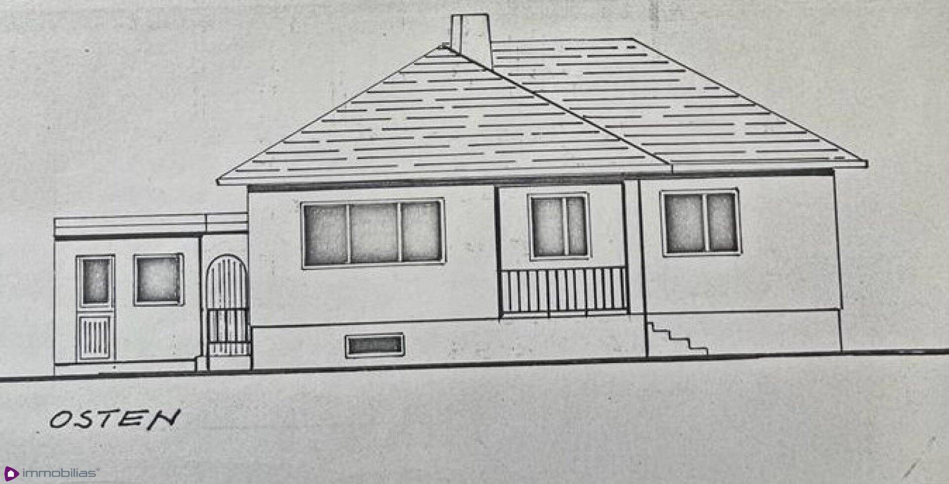 Seitenansicht des Hauses von Osten mit Satteldach und Anbau.