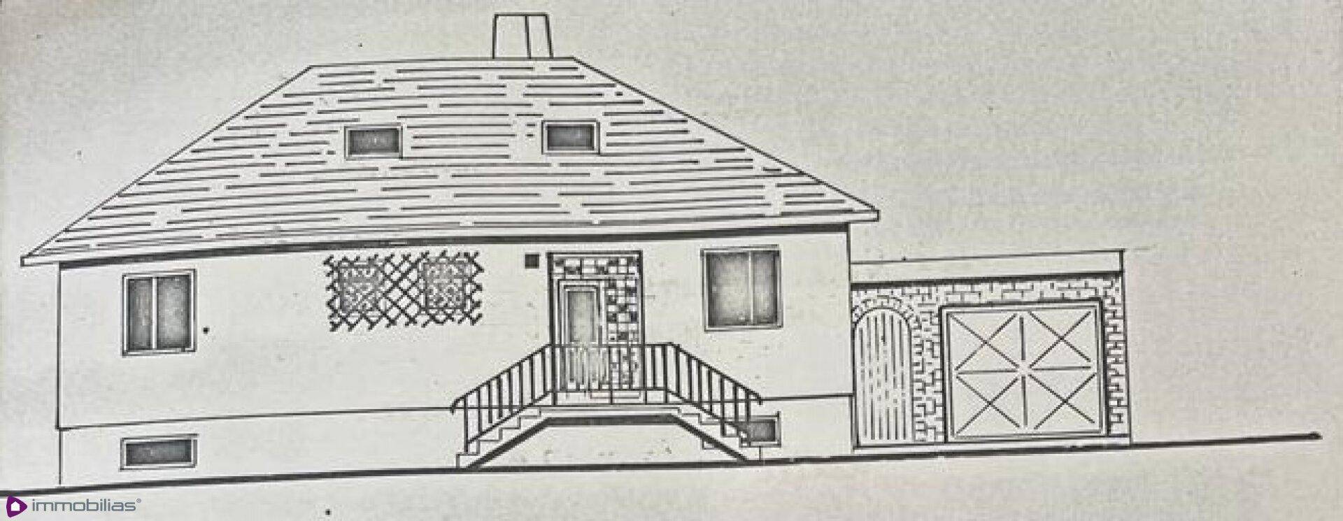 Seitenansicht des Hauses mit Satteldach und integrierter Garage.