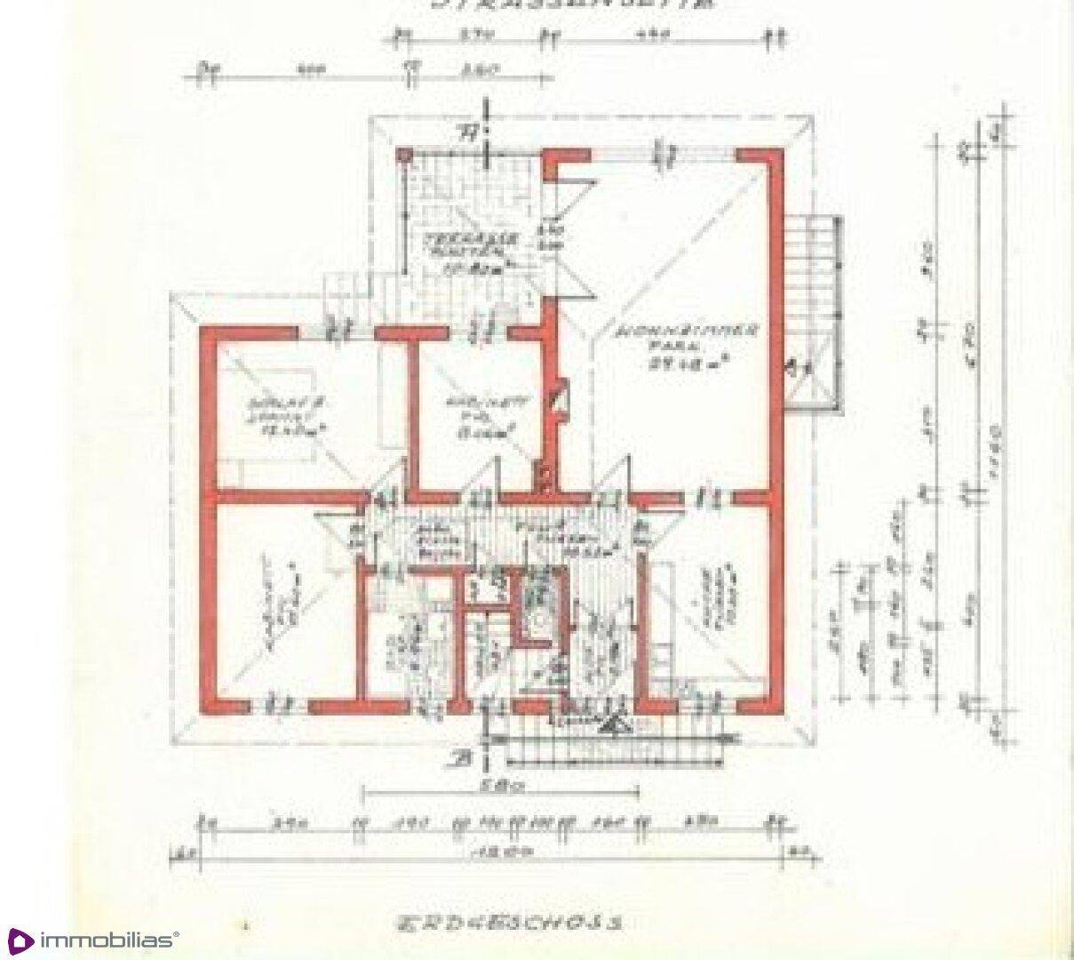 Grundriss des Erdgeschosses mit Wohnzimmer, Terrasse und Treppenhaus.