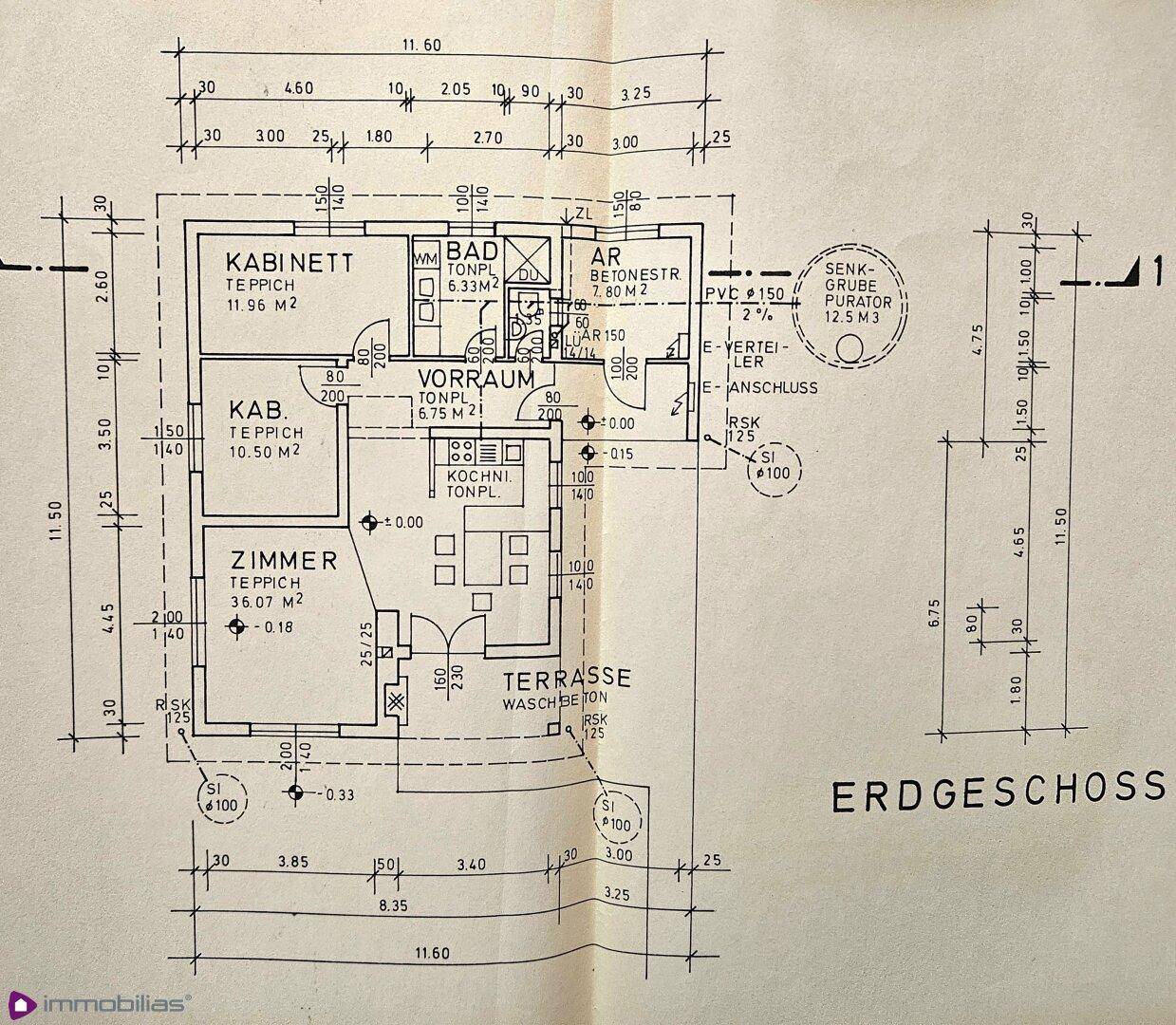 Grundriss des Erdgeschosses mit Zimmern, Bad, Vorraum und Terrasse.