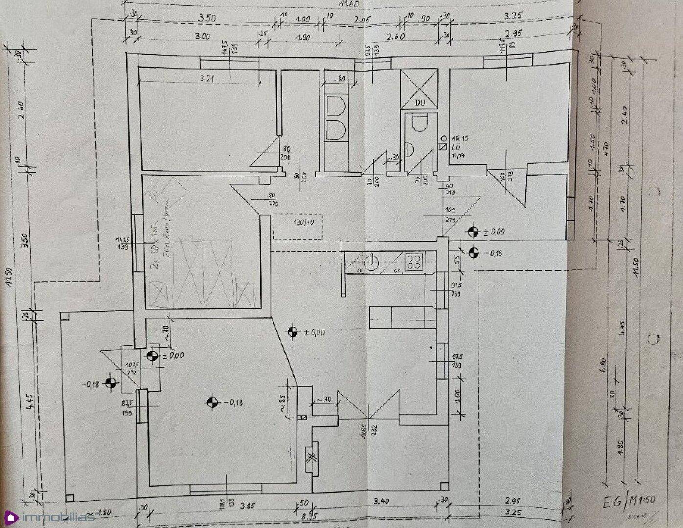 Detaillierter Grundriss des Erdgeschosses mit Raumaufteilung und Maßen.
