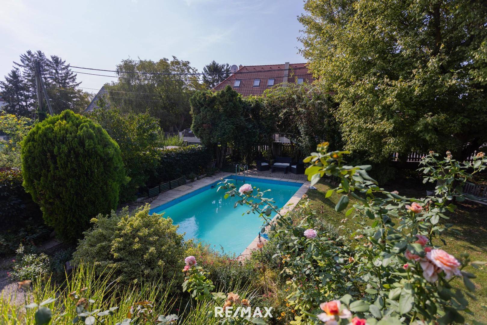 Terrasse - Blick auf Pool und Garten