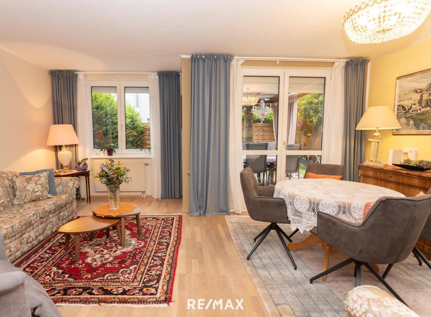 EG Wohnzimmer mit Terrassen-/Gartenzugang