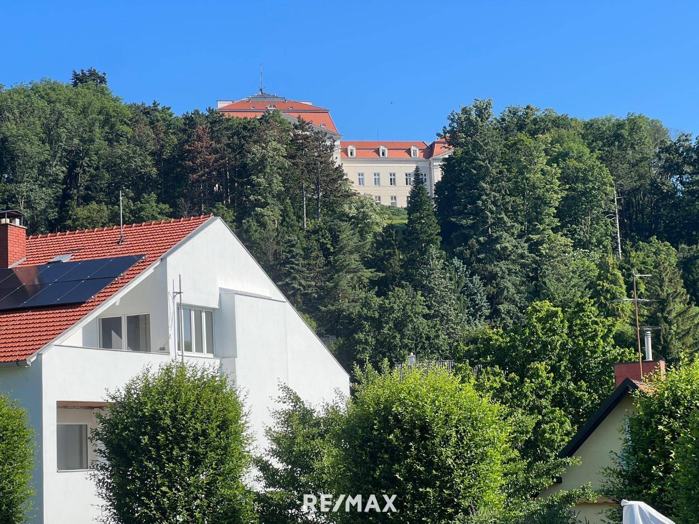 Vogelperspektive zum Schloss Wilhelminenberg