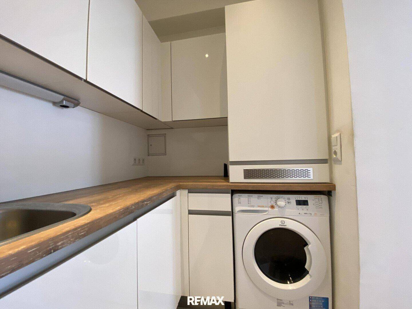Waschmaschine und Kühlschrank sind platzsparend in der Kochnische untergebracht.