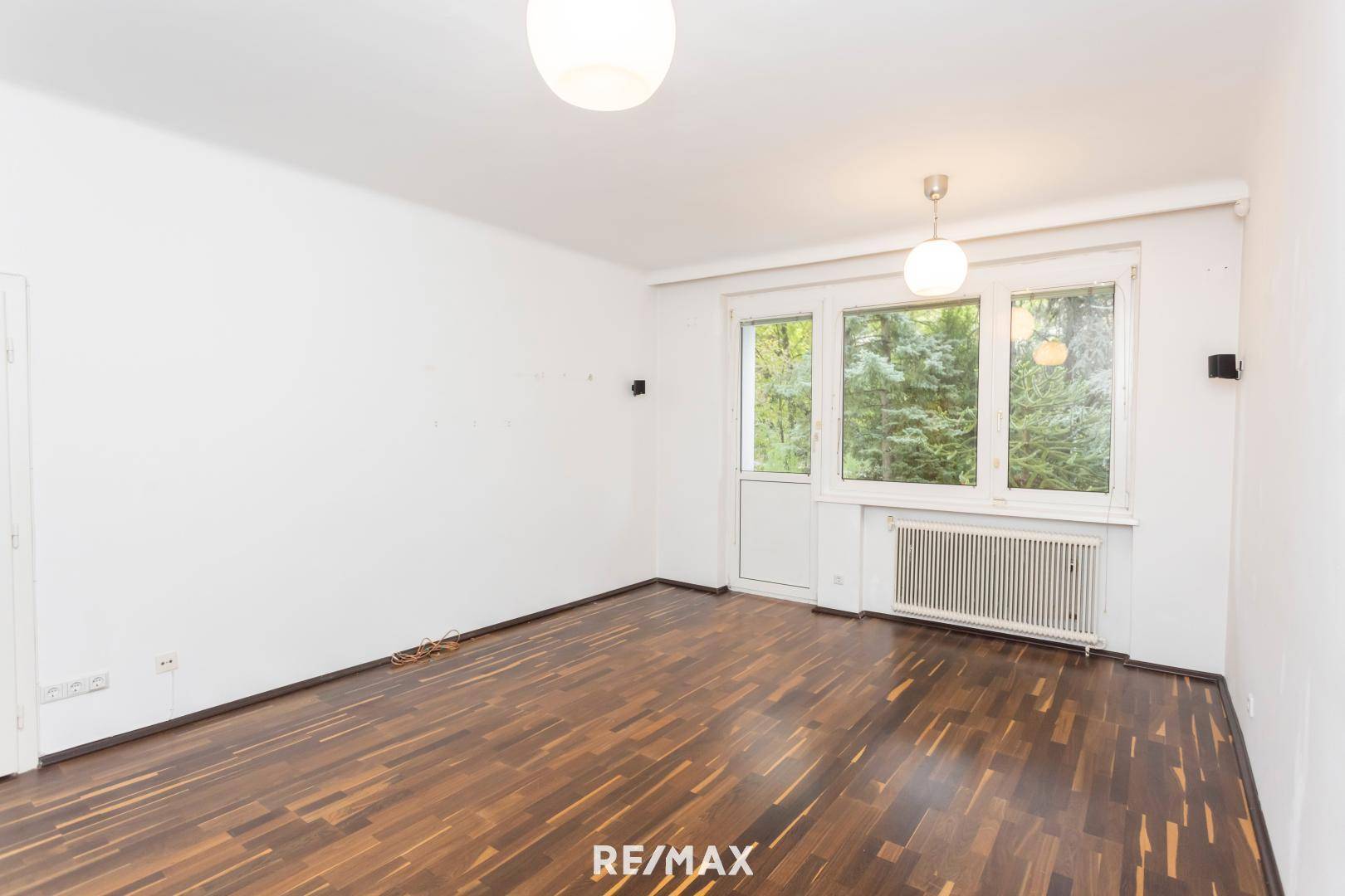 Wohnzimmer mit Zugang zu Loggia/Balkon