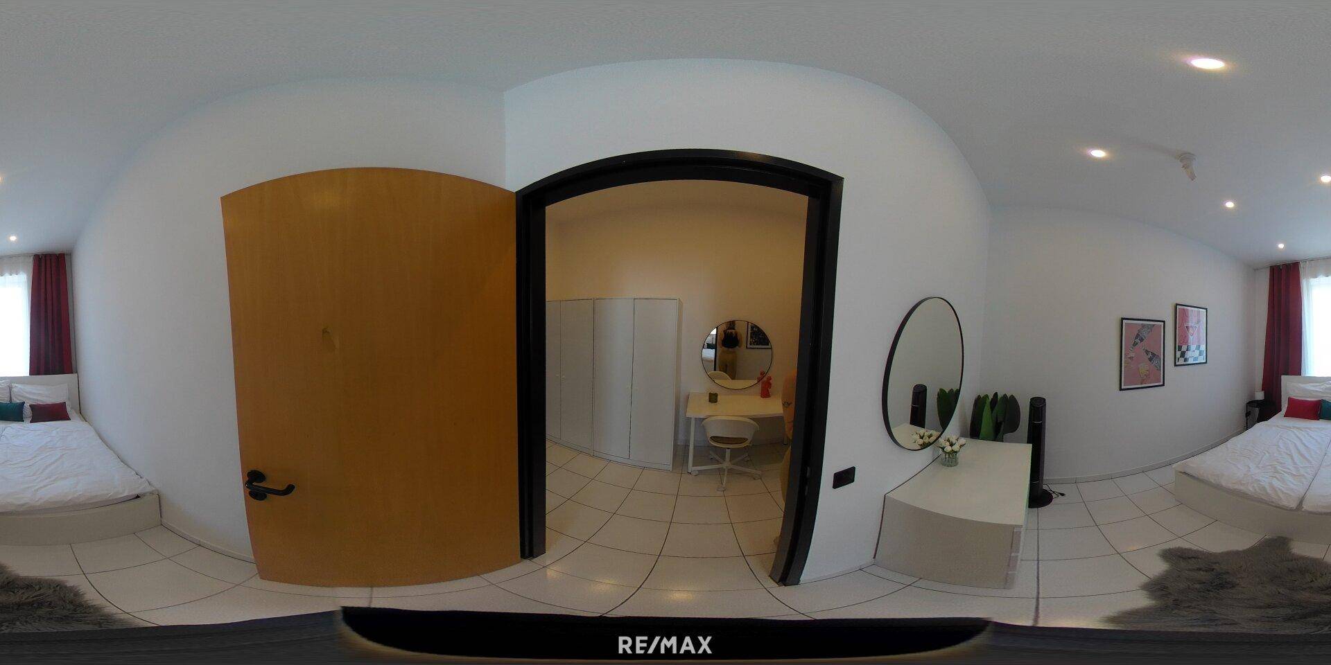 Panoramablick auf zwei Schlafzimmer mit Doppelbetten und schlichter Einrichtung.