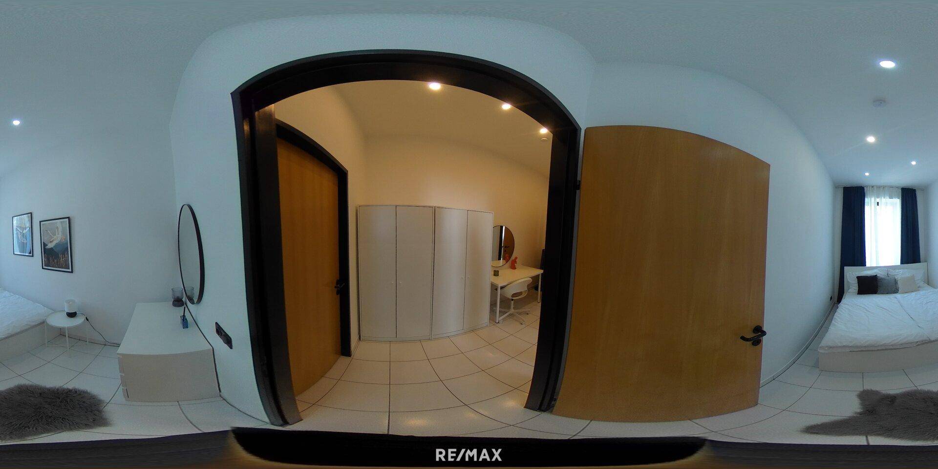 Panoramablick auf zwei Schlafzimmer mit Doppelbetten und schlichter Einrichtung.