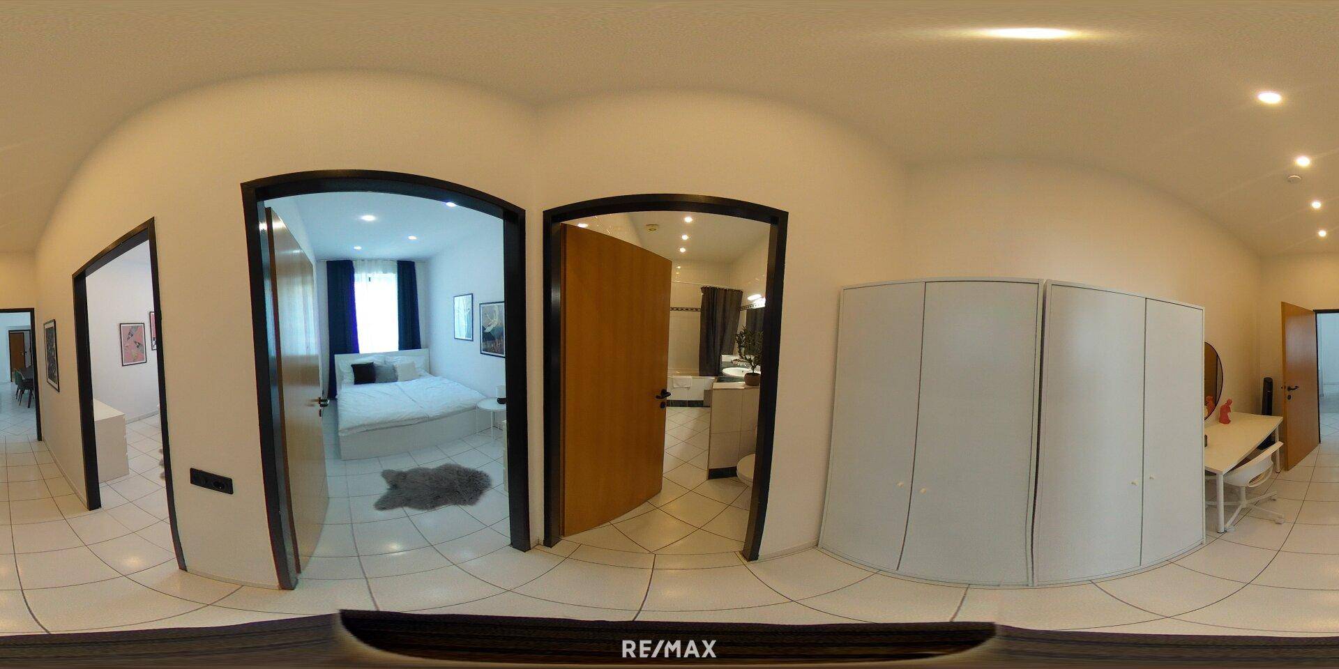 Panoramablick auf einen Flur mit Zugang zu mehreren Schlafzimmern und einem Schrank.