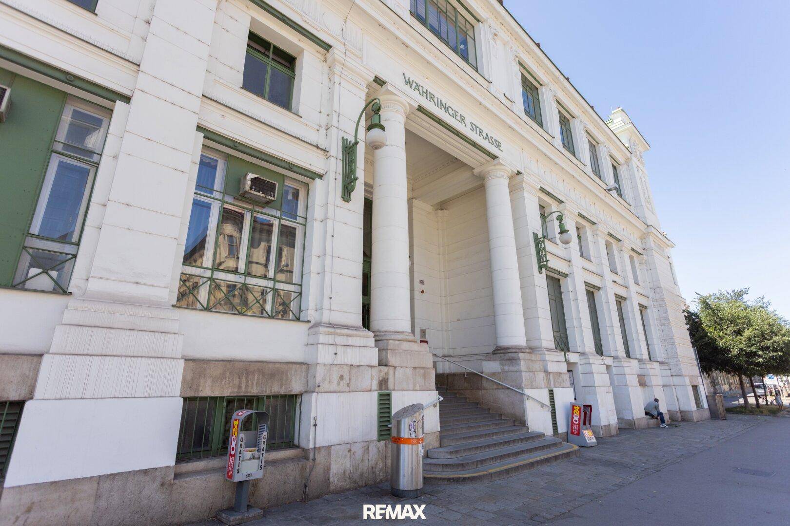 Historisches Gebäude an der Währinger Straße mit Säulen und klassischer Architektur.
