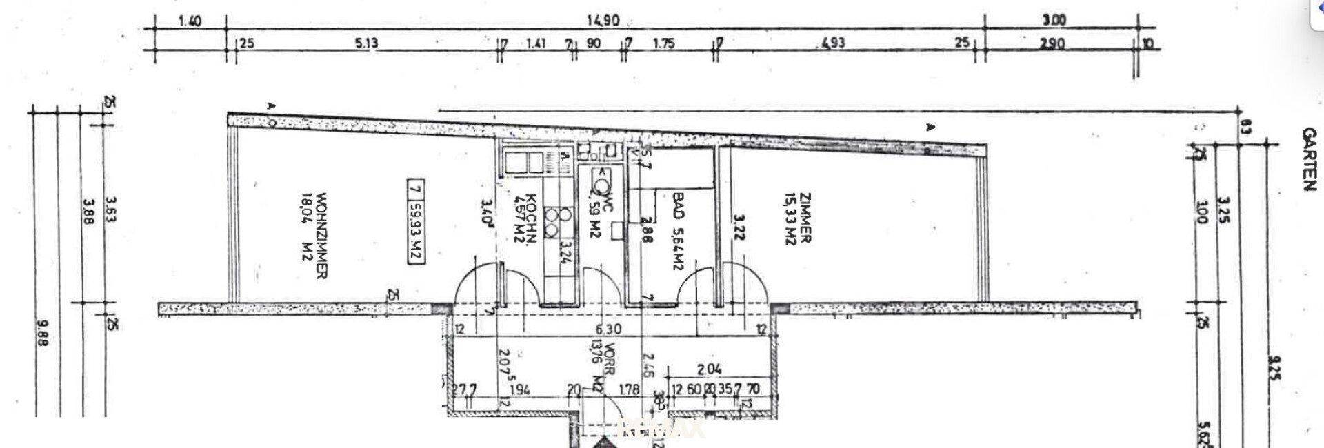 Grundrissplan einer Wohnung mit Wohnzimmer, Küche, Bad und Zugang zum Garten.
