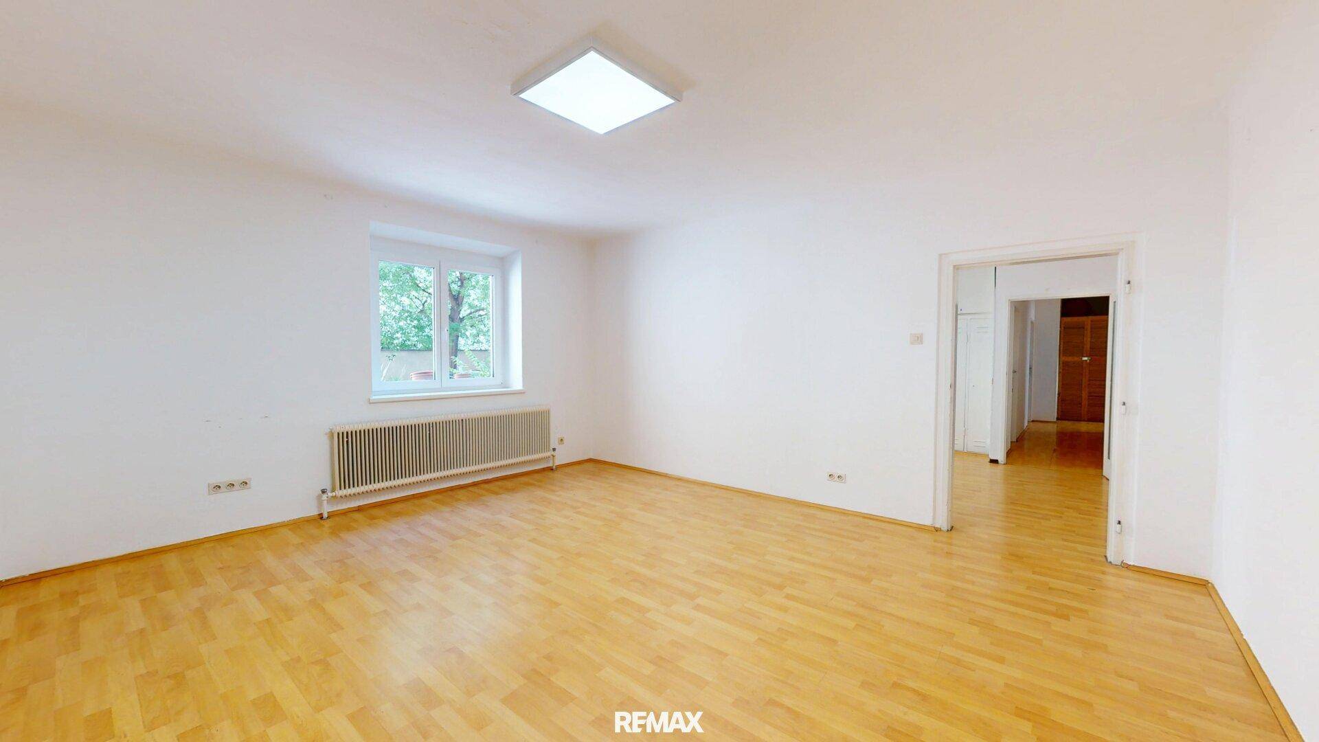 Heller Raum mit Holzfußboden und Fenster, bietet vielseitige Nutzungsmöglichkeiten.