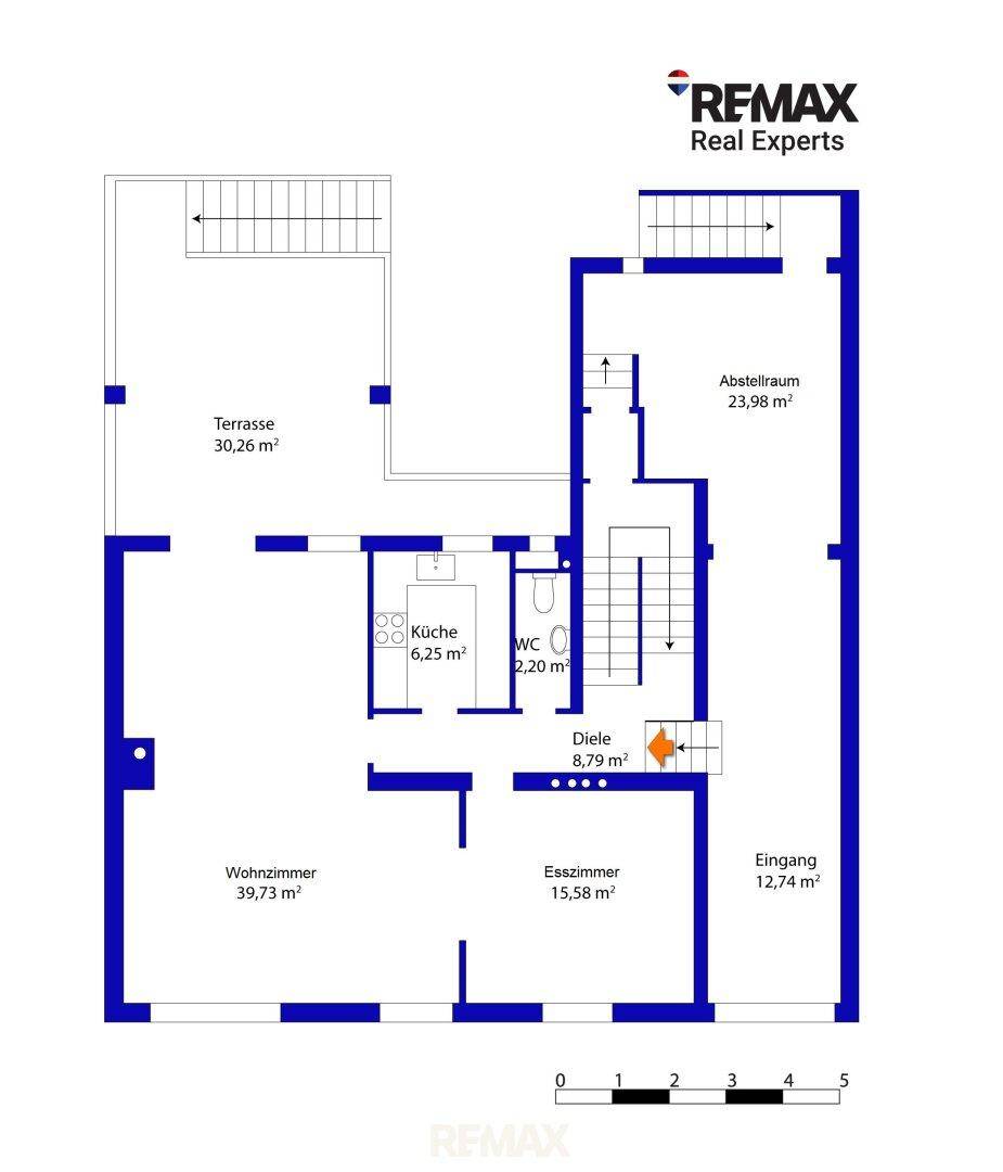 Grundriss des Erdgeschosses mit großem Wohnzimmer, separater Küche, Esszimmer und einer Terrasse.