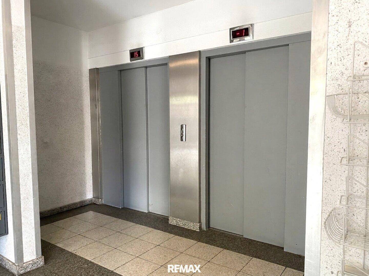 Zwei Aufzüge in einem gepflegten Eingangsbereich des Gebäudes.