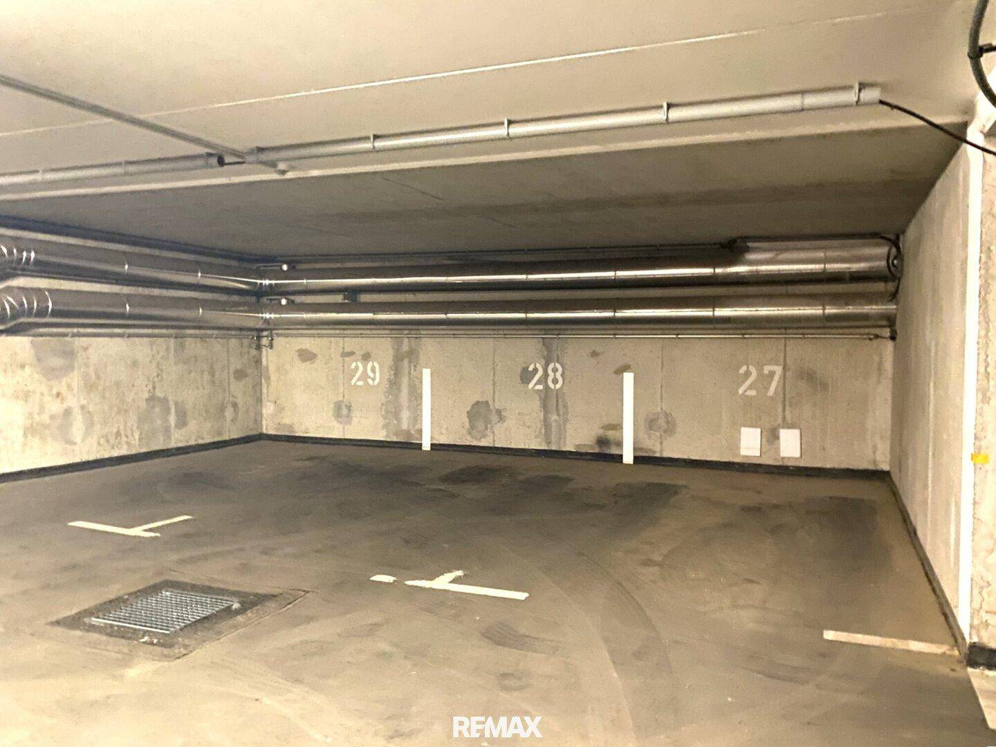Tiefgarage mit markierten Stellplätzen und guter Beleuchtung.