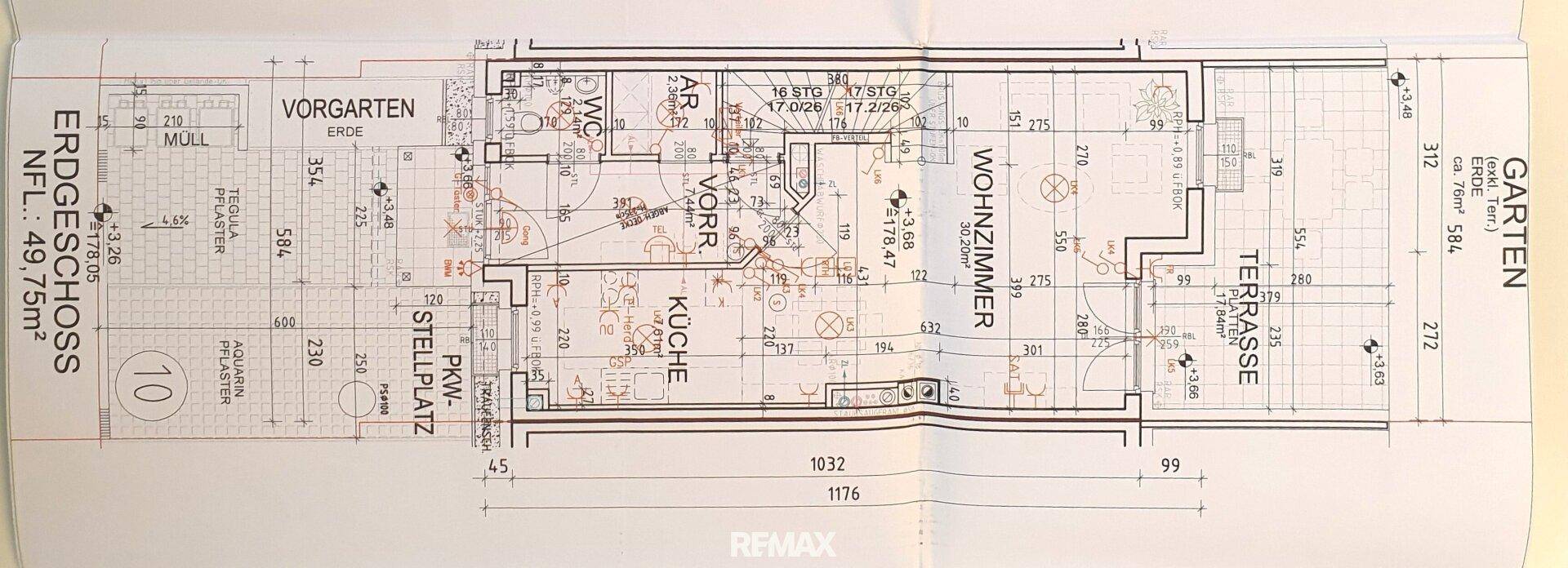 Grundriss des Erdgeschosses mit Wohnzimmer, Küche, Terrasse und Gartenbereich.