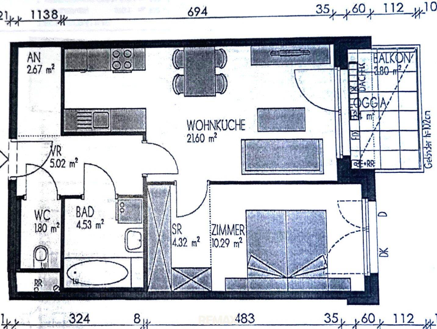 Grundriss einer Wohnung mit offener Wohnküche, Schlafzimmer, Bad, WC und Balkon mit Loggia.
