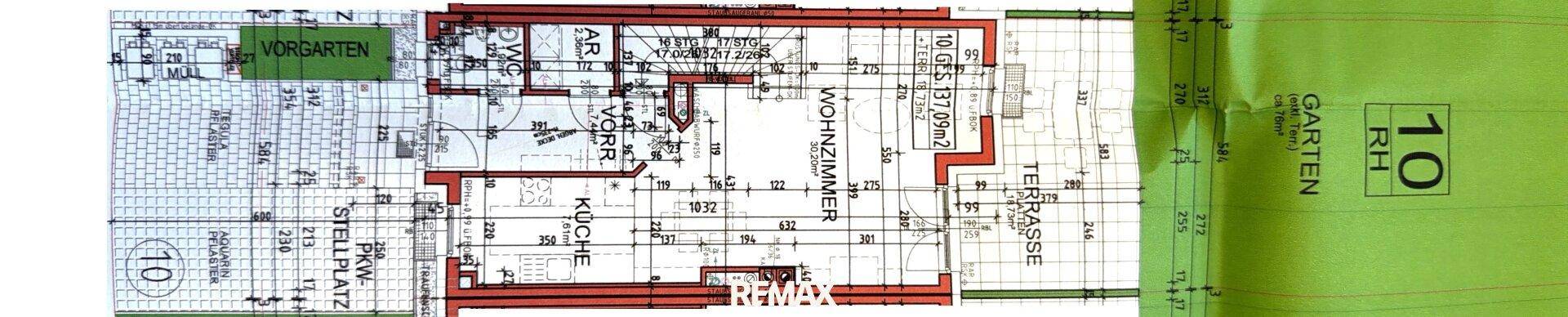 Grundriss des Erdgeschosses mit Wohnzimmer, Küche, Terrasse und Gartenbereich.