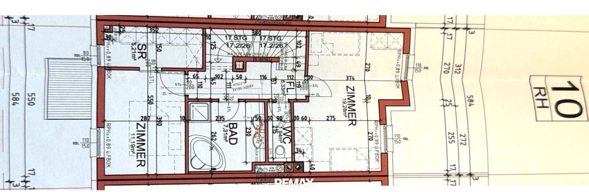 Grundriss des Obergeschosses mit mehreren Zimmern, einem Badezimmer und separatem WC.