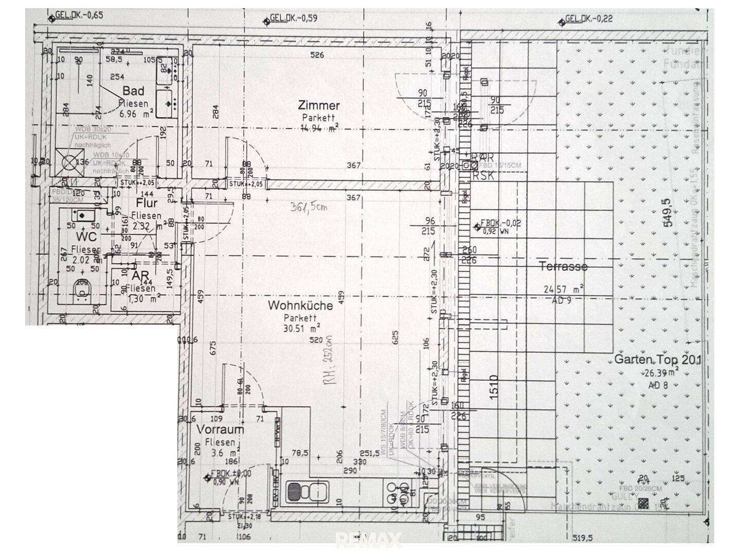Detaillierter Grundriss mit Raummaßen und Aufteilung der Wohnbereiche und Außenflächen.