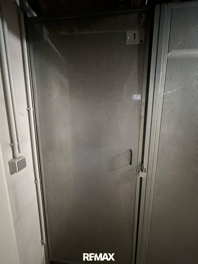 Abstellraum im Keller mit Metalltür und Nummerierung.