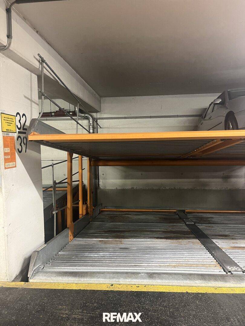 Mechanisches Doppelparkersystem in einer Tiefgarage, mit einem Fahrzeug auf der oberen Ebene.