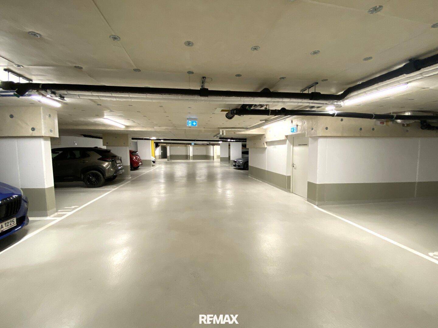 Geräumige Tiefgarage mit markierten Stellplätzen und guter Beleuchtung.