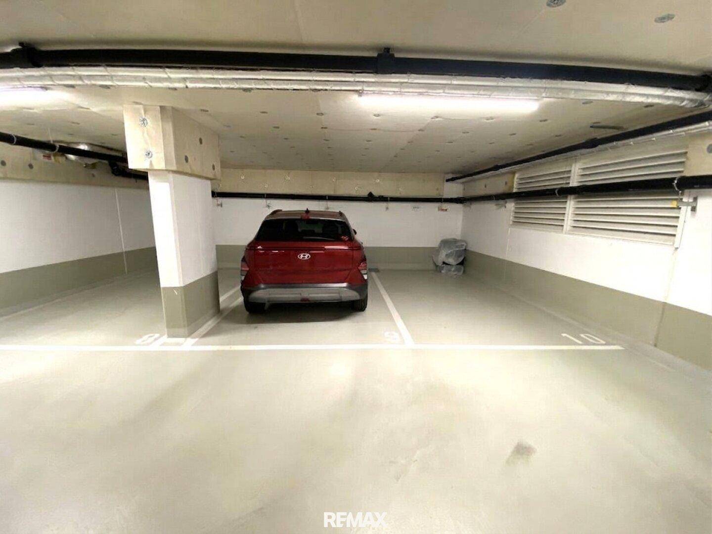Einzelner Stellplatz in der Tiefgarage mit ausreichend Platz für ein Fahrzeug.