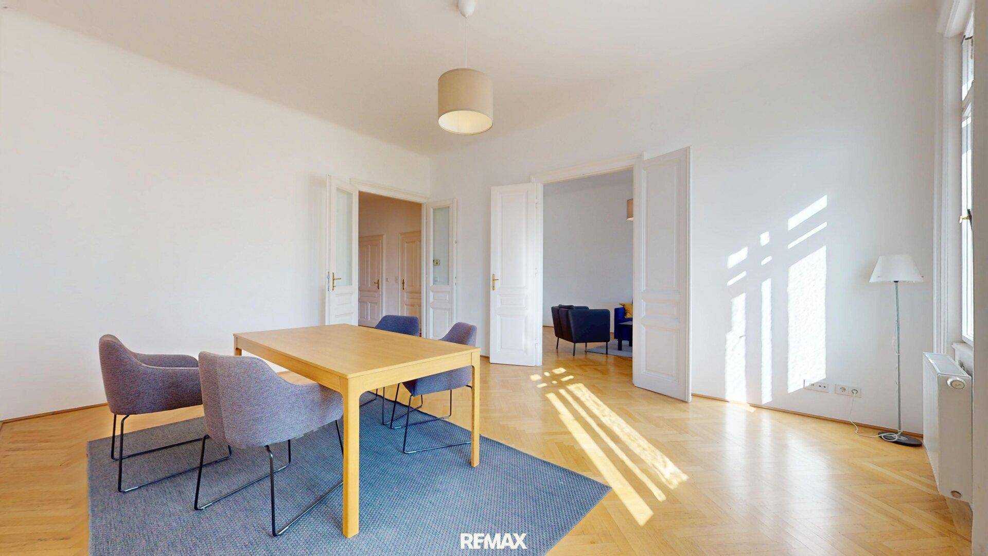 Lichtdurchfluteter Essbereich mit Holzboden und modernem Esstisch, ideal für gesellige Runden.