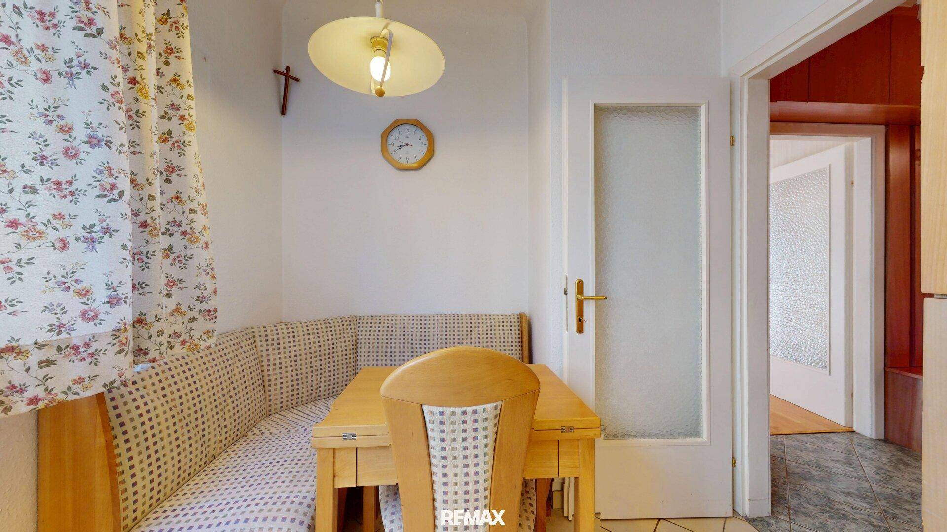 Gemütliche Essecke in der Küche mit Holztisch und Sitzbank.