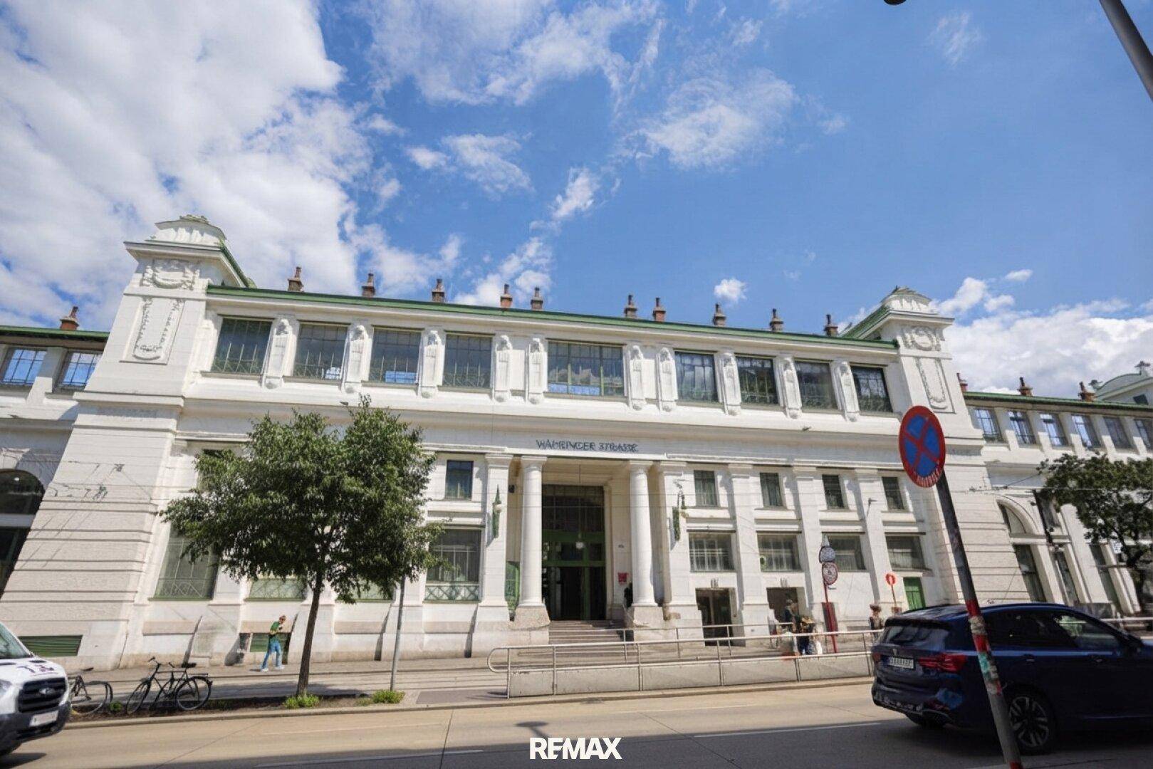 Historisches Gebäude an der Währinger Straße mit klassischer Architektur.