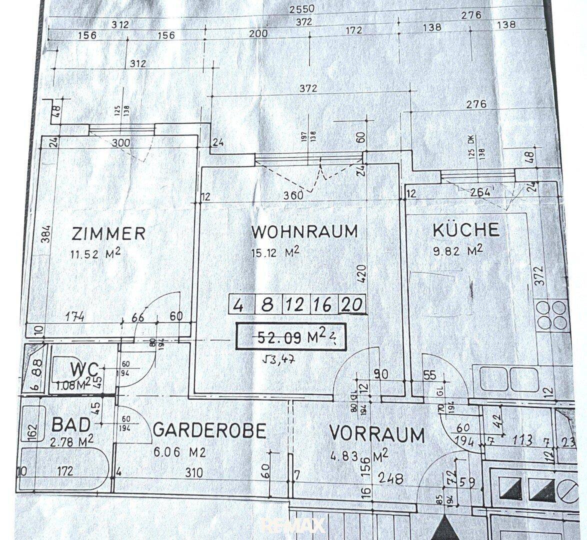 Grundriss einer Wohnung mit Wohnraum, Küche, Schlafzimmer, Bad und separatem WC.
