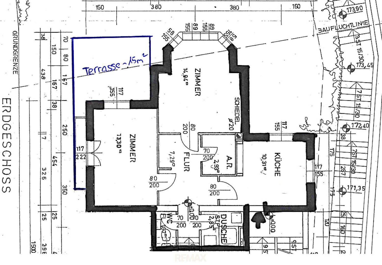 Grundriss des Erdgeschosses mit Zimmern, Küche, Bad und einer 15m² großen Terrasse.